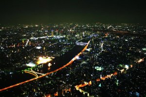 ภาพมุมสูงของมหานครโตเกียวยามค่ำคืน แสงไฟกว้างสุดลูกหูลูกตาที่ไม่ว่าเลนส์ไวด์แค่ไหนก็ถ่ายไม่หมด