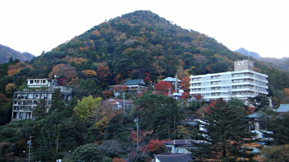 Gozaisho là đỉnh núi cao nhất trong dãy núi Suzuka tại thị trấn Komono, quận Mie. Những sắc màu mùa thu được ghi lại tại khu vực xung quanh vùng Suzuka