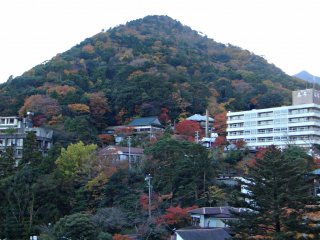 เขา Gozaisho ที่เมือง Komono เขต Mie เป็นเขาที่มียอดสูงที่สุดในเทือกเขา Suzuka และขึ้นชื่อในเรื่องสีสันที่สวยงามอย่างยิ่งของฤดูใบไม้ร่วงในบริเวณ Suzuka