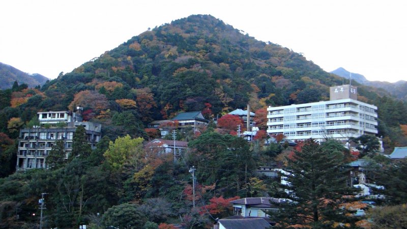 <p>Mount Gozaisho is considered to be the&nbsp;highest peak in the Suzuka&nbsp;Mountains, which is located at Komono Town Mie District. Noted for its magnificent autumn colors found&nbsp;around the&nbsp;Suzuka area.</p>