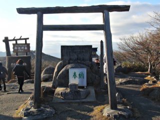 Một trong những miếu thờ được tìm thấy ở trên đỉnh núi được gọi là Đài quan sát Choyodai và Đài quan sát Fujimi-Iwa