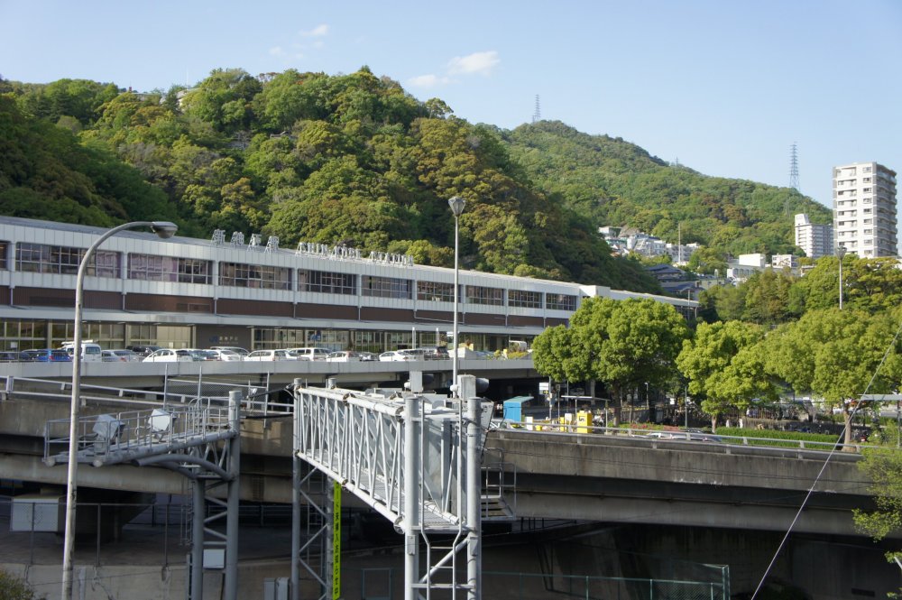新神戸「新幹線」駅。神戸中心部三宮から10分ほどで着く。摩耶山を登るロープウェイやハイキングコースはこの駅の反対側から出発している