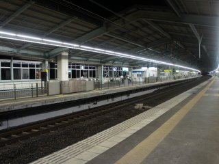 夜の新神戸駅のプラットホーム。比較的小さな駅で、ホームは2つしかない。1つは大阪方面行き、もう一つは明石方面行きだ
