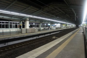 밤의 신 고베 고속 열차 역의 모습. 오사카와 아카시로 가는 방향은 딱 2개다.
