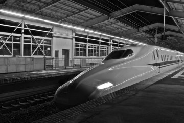 <p>รถไฟหัวกระสุนรุ่น Nozomi N700 series วิ่งจากโตเกียวมาหยุดที่สถานีรถไฟชินโกเบก่อนจะเคลื่อนขบวนไปยังจุดหมายปลายทางที่ฮากาตะ ใช้เวลา 2 ชั่วโมง 45 นาทีจากโตเกียวถึงโกเบ</p>