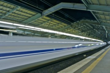 <p>Nozomi N700 speeds into&nbsp;Shin Kobe Station.</p>