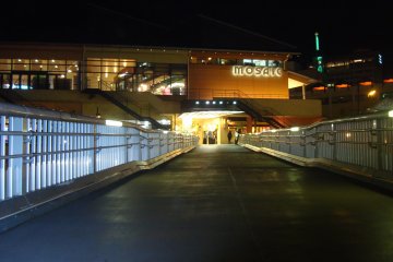 고베 모자이크 몰 입구 쇼핑몰은 2층에 많은 쇼핑몰이 있고 3층에는 대부분 식당이 있다