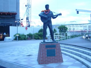 Former Prime Minister Junichiro Koizumi&nbsp;unveiled the Elvis Presley statue in 2009 at Harborland&nbsp;just outside&nbsp;the entrance of Mosaic.&nbsp;The statue used to be at the Love Me Tender store in Tokyo&rsquo;s Harajuku&nbsp;from&nbsp;1987, but was removed after the closure of the store in 2008.