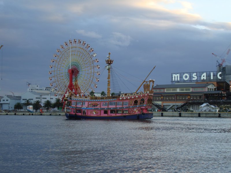 <p>Kobe Mosaic Mall as seen from the base of the Port Tower of Kobe. You can keep watching the ships passing by.</p>
