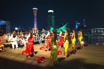 <p>Hawaiian dance at the Kobe Mosaic during&nbsp;the summer festival. The decks on Kobe Mosaic face the Port Tower of Kobe and are the place where regular seasonal events are held.&nbsp;</p>
