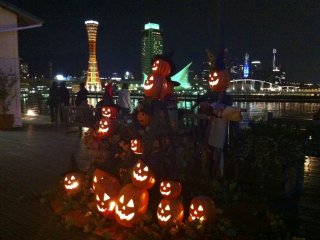 Halloween festival in&nbsp;autumn, lit-up pumpkins. The mall is also a popular dating spot in Kobe where&nbsp;many couples can be seen on the decks. The restaurants on the third floor have seating&nbsp;great views.