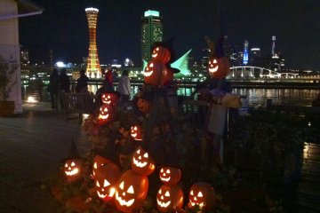 <p>Halloween festival in&nbsp;autumn, lit-up pumpkins. The mall is also a popular dating spot in Kobe where&nbsp;many couples can be seen on the decks. The restaurants on the third floor have seating&nbsp;great views.</p>
