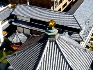 Rokkaku-do is a hexagonal pagoda in the middle of Kyoto City