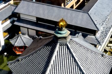 롯카쿠도는 교토시 한복판에 있는 육각탑이다