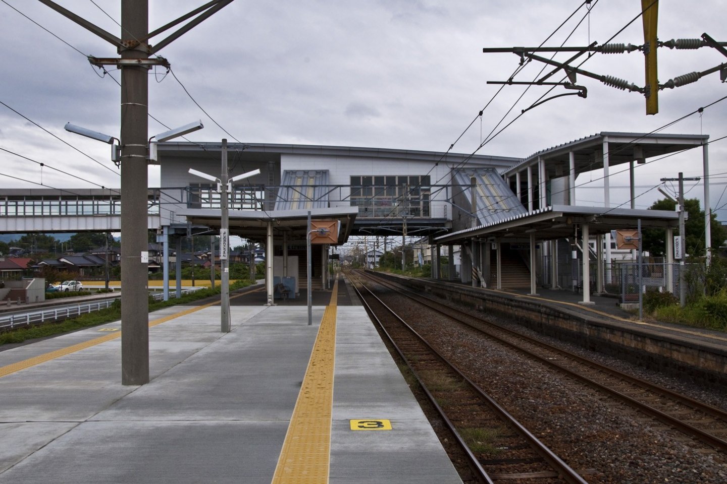 View of Yoshinogari-koen Station from the island platform
