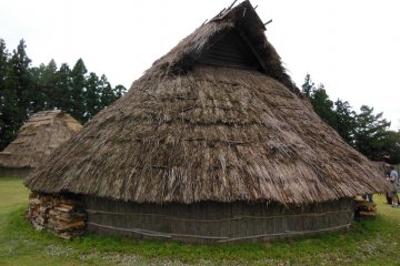 <p>The straw huts of the Jizoden site.</p>