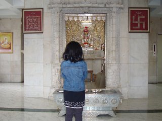2階にはバグワン・マハビールの神像がある。まさか日本に本物のインド寺院があるとは思いもよらなかった私の娘は、大そう驚き喜んでいた