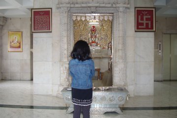 <p>The second floor has the idol of Bhagwaan&nbsp;Mahaveer. My daughter was pleasantly surprised with the Indian ambience in&nbsp;a real temple&nbsp;in Japan. You can sit on this floor, offer prayer and meditate.</p>