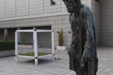 <p>Another statue in front of the museum</p>