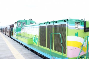 <p>ในฤดูท่องเที่ยวที่นี่มาได้ง่ายๆโดยนังรถไปสาย Norokko มาลงที่สถานี&nbsp;Lavender Batake Station และเดินข้ามสะพานมา 5-10 นาที</p>