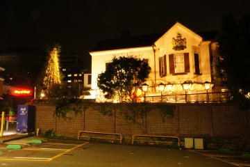<p>The England House by night, seen from the parking lot. The bar inside the house only closes at around 22:00, although the museum on the second floor closes already at 18:00 in summer and 17:00 in winter.</p>