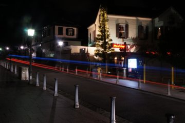 <p>Night-time view of the England House and the traffic passing by. Overall it is a quiet setup, but the bar inside is lively and you can enjoy the British atmosphere, and a great variety of beers.</p>
