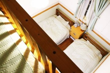 <p>ห้องนอนแบบสามคน มีสองเตียงข้างล่าง ระหว่างเตียงเป็นทั้ง Heater และ แอร์ ส่วนอีกเตียงจะแปะอยู่บนเพดานต้องปีนบันไดลิงขึ้นไป แหวกแนวน่ารักไม่เหมือนใคร</p>