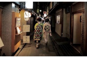 ไมโกะสองคนเดินแถวย่าน Pontocho ที่เกียวโต ประเทศญี่ปุ่น