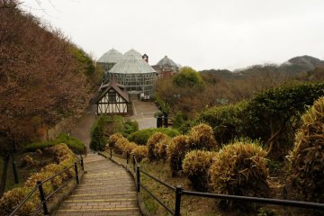 <p>Walkway leading to the glasshouse. The best seasons to visit are spring and autumn, with the flora and fauna being at its peak.</p>