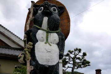<p>This tanuki looks ready to set off on a journey</p>
