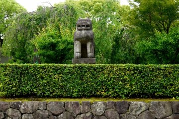 <p>Stone lion and trimmed hedges</p>