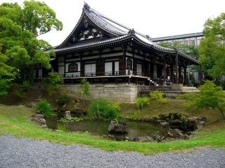 Un petit étang près de l'un des bâtiments du temple