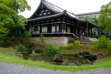 <p>Small pond by one of the temple buildings</p>