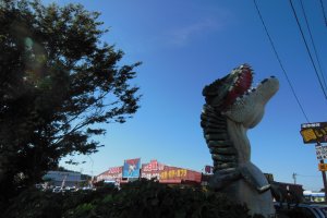 Chú khủng long gầm rống trước cửa Mangasouko.