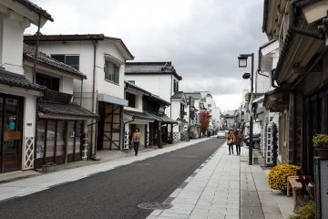 <p>ถนน Nakamachi-dori และบ้านทรงคุระสึกุริที่ทาด้วยสีขาวดำ</p>