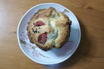 <p>A seasonal flavor of muffin - ichigo (strawberry)&nbsp;daifuku. There&#39;s a mochi inside.</p>