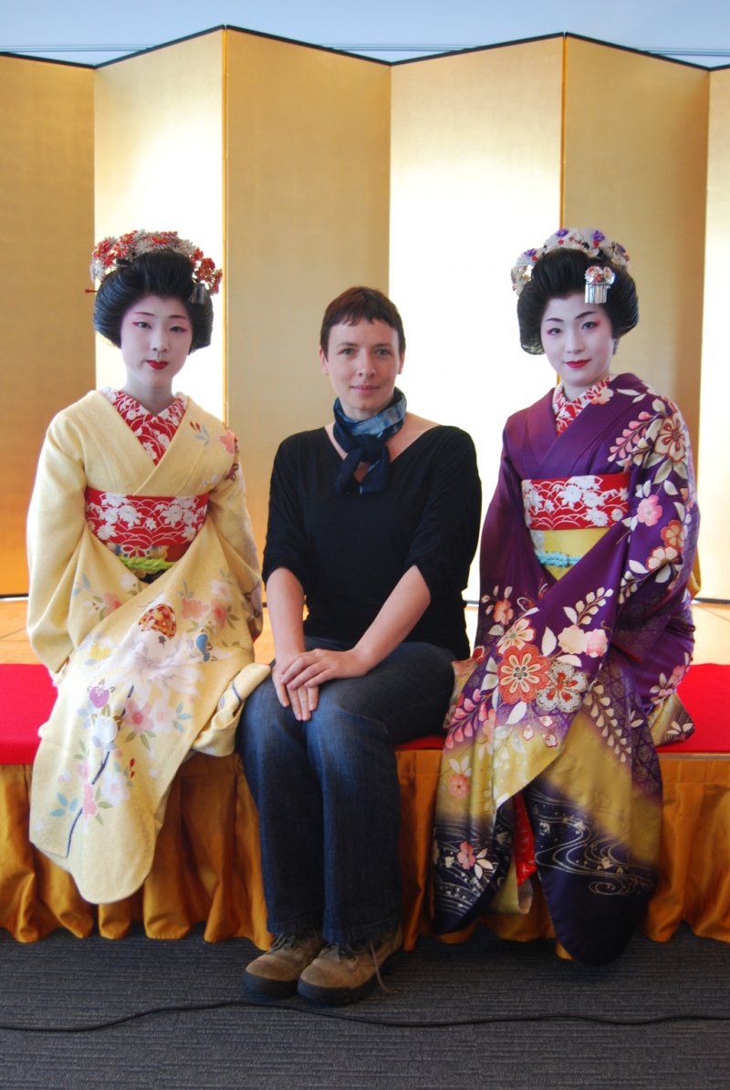 Photo with a geisha? - No problem in Niigata's Furumachi District! 