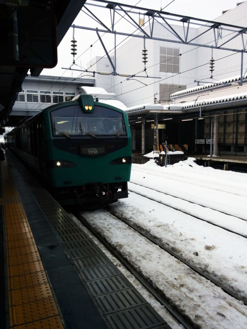 <p>รถไฟแล่นมาเทียบสถานี Akita ในวันหนึ่งของฤดูหนาว</p>

<p></p>

<p></p>

<p></p>

<p></p>