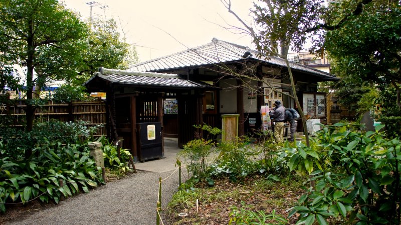  정원은 에도시대의 유일한 화원이라고 한다. 입장료는 150엔이다