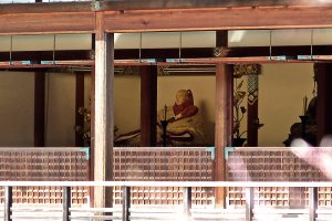 Une statue de Yoshimitsu est expos&eacute;e au rez-de-chauss&eacute;e du pavillon