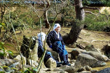 <p>คนสวนผู้หญิงกำลังนั่งพักบนหินในสวน</p>

<p></p>

<p></p>

<p></p>