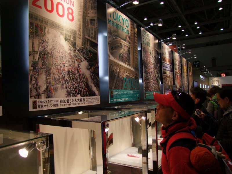 <p>Admiring the history of the Tokyo Marathon</p>