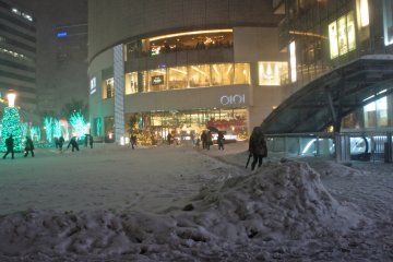 <p>Heavy accumulation of snow in front of the Marui Department Store. The store had very few customers that day and the announcements kept thanking them for coming in on such a snowy day.</p>