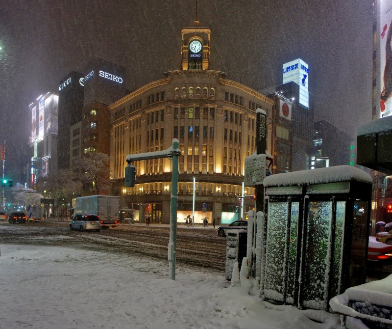 <p>The most visited landmark in Ginza, the Wako&nbsp;building with the famous&nbsp;Hattori Clock Tower, all covered in snow.</p>