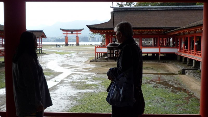 <p>ประตู torii แดงกลางทะเล (ถ้าน้ำขึ้น) ที่ติดตาติดใจเมื่อมองจากศาลเจ้า Itsukushima</p>

<p></p>

<p></p>

<p></p>

<p></p>