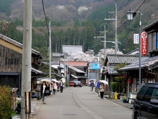 Strolling through the town of Makino