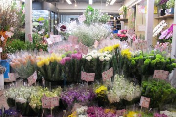 <p>แอบมีร้านขายดอกไม้พอให้ชื่นใจ</p>