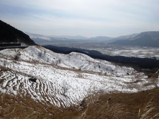 ท้องทุ่งที่ถูกหิมะปกคลุมตามเส้นทางระหว่าง Kuju และเทือกเขา Aso