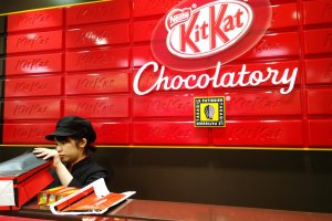 KitKat Chocolatory บูติกช๊อกโกแล็ตพรีเมี่ยมแห่งแรกของโลกภายใต้แบรนด์ KitKat ซึ่งเปิดตัวครั้งแรกที่โตเกียว &nbsp;ร้านแห่งนี้ตั้งอยู่ที่ชั้นใต้ดินห้างเซบุ (Seibu Department Store) ในย่านอิเคะบุคุโระ (Ikebukuro)