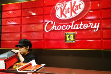 <p>KitKat Chocolatory บูติกช๊อกโกแล็ตพรีเมี่ยมแห่งแรกของโลกภายใต้แบรนด์ KitKat ซึ่งเปิดตัวครั้งแรกที่โตเกียว &nbsp;ร้านแห่งนี้ตั้งอยู่ที่ชั้นใต้ดินห้างเซบุ (Seibu Department Store) ในย่านอิเคะบุคุโระ (Ikebukuro)</p>